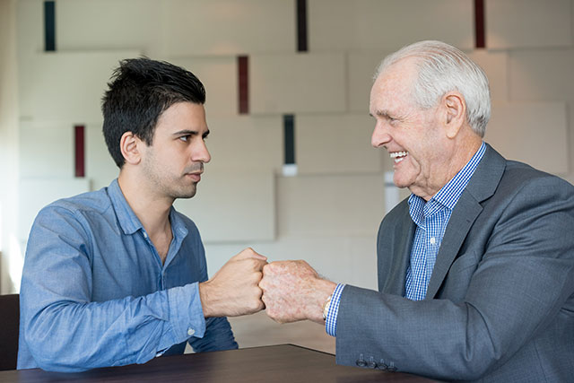 Figura 2 O mais velho compartilhando conhecimento e bem-estar com o mais jovem.